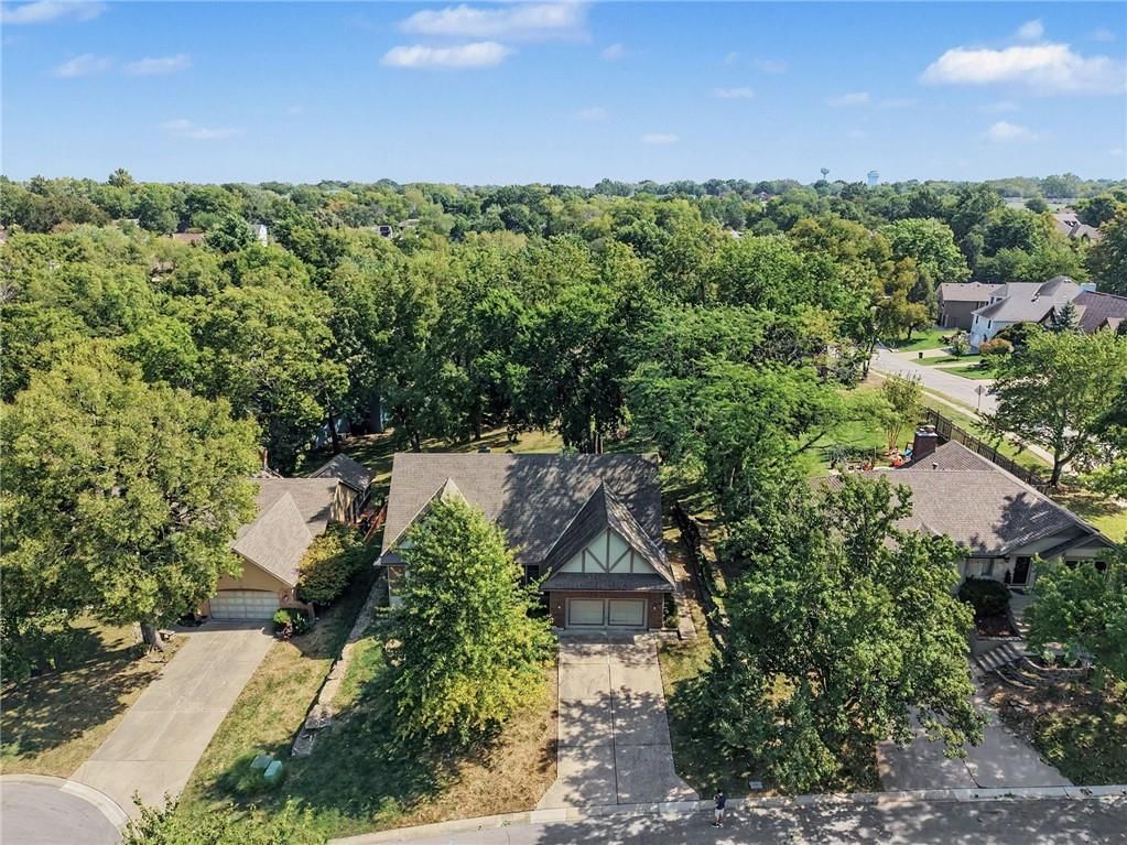 Photo 5 of 34 - 2414 Springcreek Court, Blue Springs, MO 64015