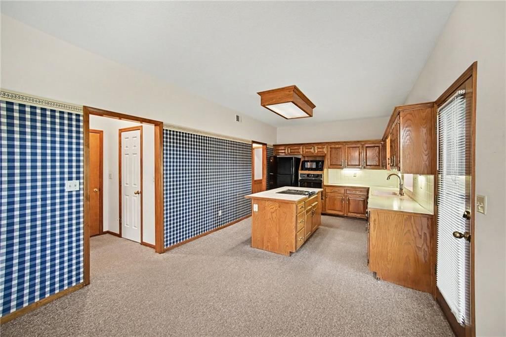 Photo 11 of 34 - 2414 Springcreek Court, Blue Springs, MO 64015