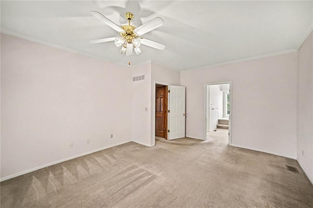 Photo 13 of 34 - 2414 Springcreek Court, Blue Springs, MO 64015