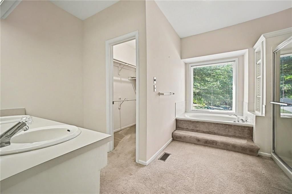 Photo 14 of 34 - 2414 Springcreek Court, Blue Springs, MO 64015