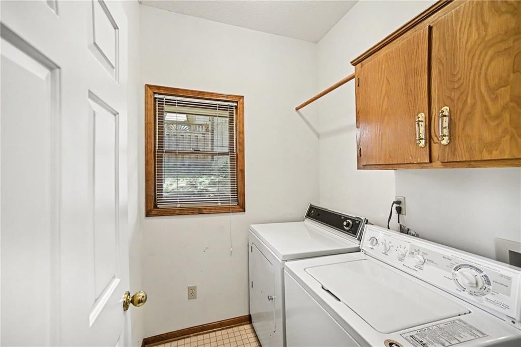 Photo 17 of 34 - 2414 Springcreek Court, Blue Springs, MO 64015