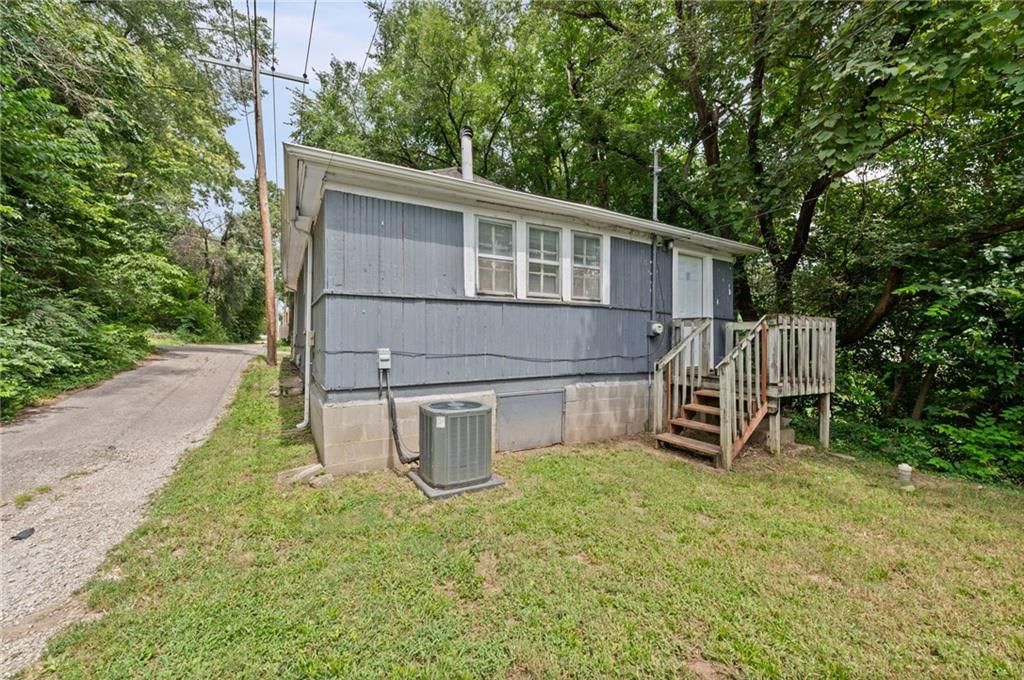 Concrete driveway at 743 Kickapoo Street, Leavenworth, KS 66048