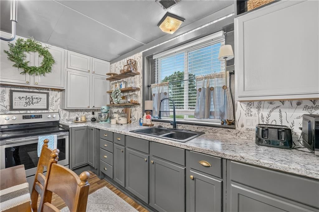 212 W 3rd Street — photo 11