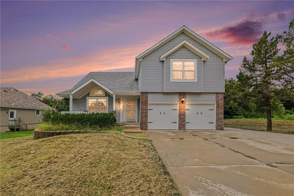 226 N Sunset Lane, Raymore, MO