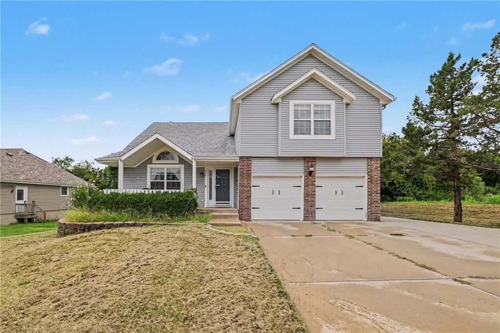 226 N Sunset Lane, Raymore, MO: listing photo 2