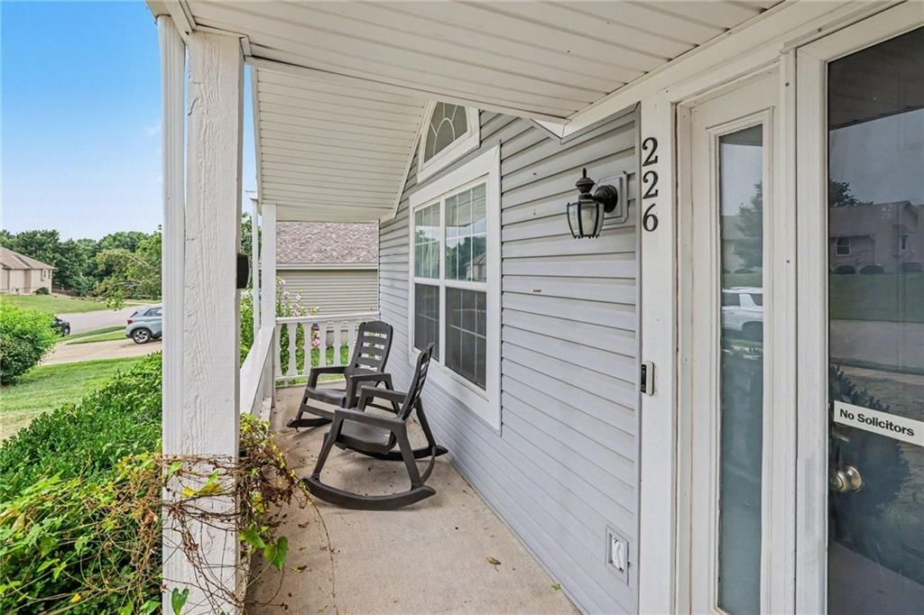 226 N Sunset Lane, Raymore, MO: listing photo 3