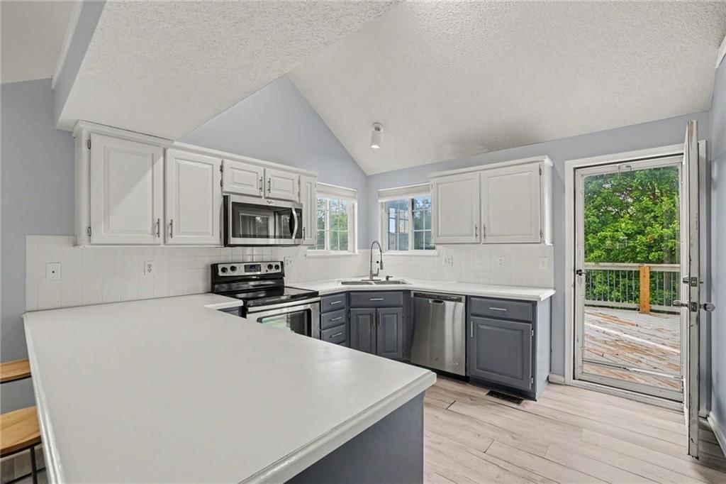 Photo 6 of 33, 226 N Sunset Lane, Raymore, MO 64083