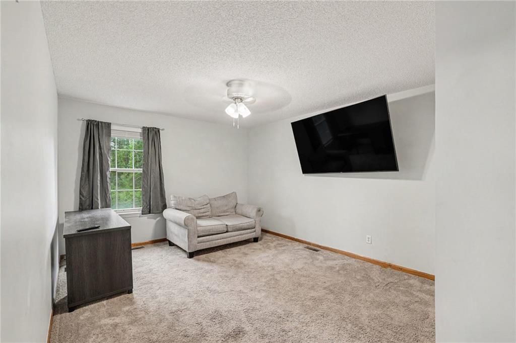 Photo 10 of 33 - 226 N Sunset Lane, Raymore, MO 64083