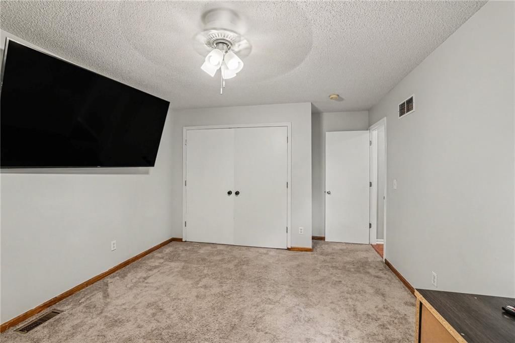 Photo 11 of 33 - 226 N Sunset Lane, Raymore, MO 64083