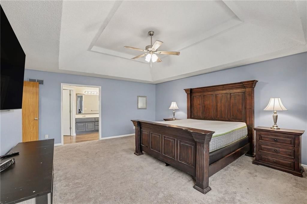 Photo 14 of 33 - 226 N Sunset Lane, Raymore, MO 64083