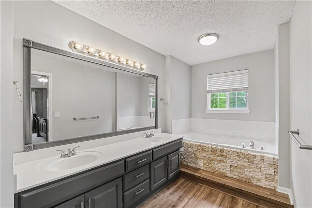Photo 15 of 33 - 226 N Sunset Lane, Raymore, MO 64083