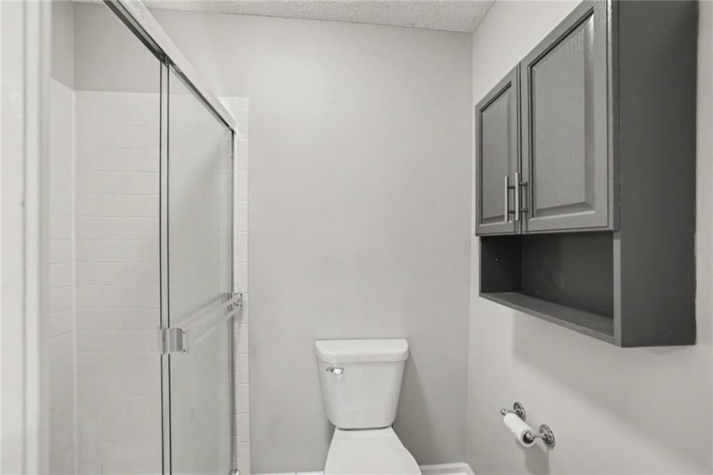 Photo 16 of 33 - 226 N Sunset Lane, Raymore, MO 64083