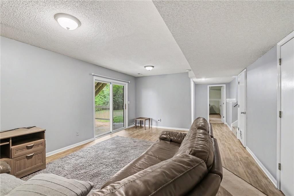 Photo 17 of 33 - 226 N Sunset Lane, Raymore, MO 64083