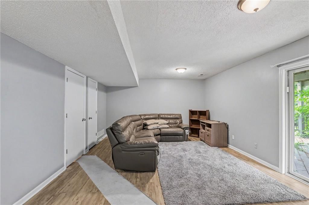 Photo 18 of 33 - 226 N Sunset Lane, Raymore, MO 64083