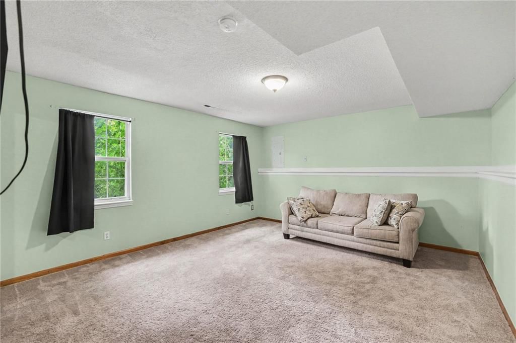 Photo 19 of 33 - 226 N Sunset Lane, Raymore, MO 64083
