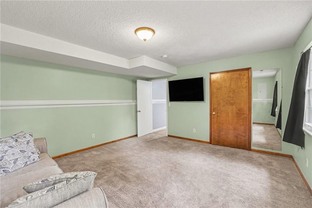 Photo 20 of 33 - 226 N Sunset Lane, Raymore, MO 64083