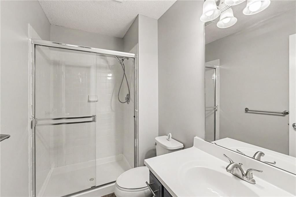 Photo 21 of 33 - 226 N Sunset Lane, Raymore, MO 64083