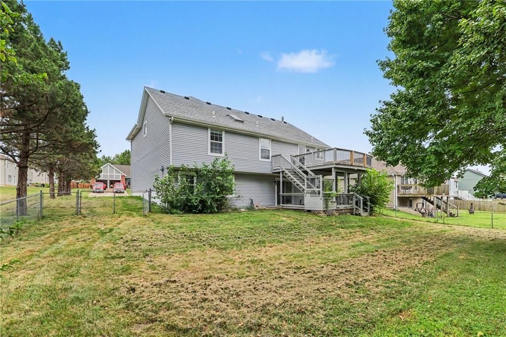 Photo 26 of 33 - 226 N Sunset Lane, Raymore, MO 64083