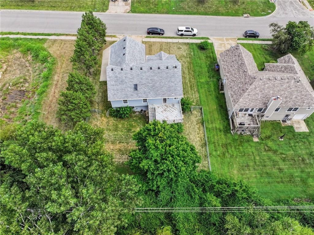 Photo 27 of 33 - 226 N Sunset Lane, Raymore, MO 64083