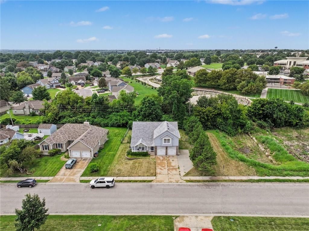 Photo 28 of 33 - 226 N Sunset Lane, Raymore, MO 64083