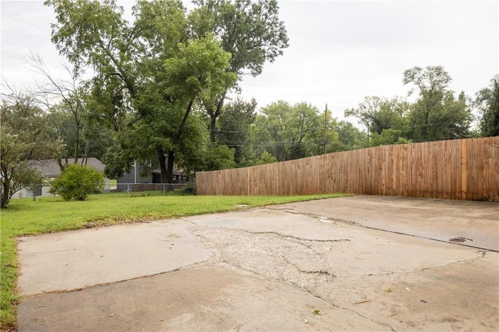 10607 Bellefontaine Avenue — photo 40