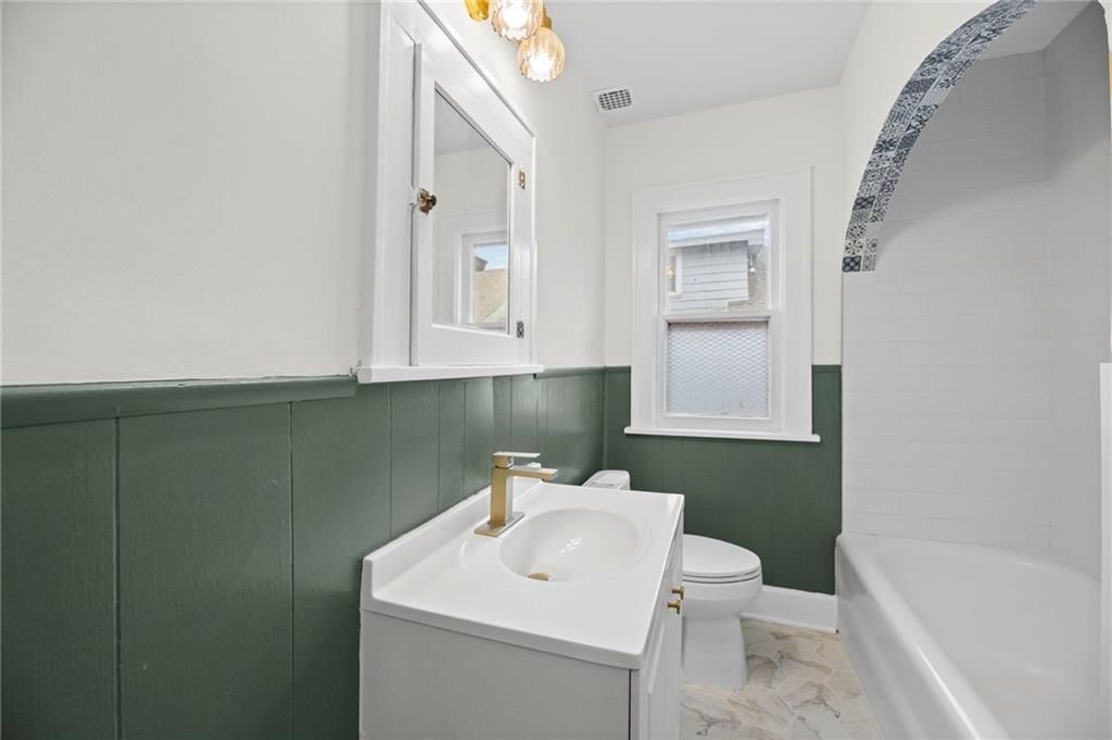 319 E 70th Terrace — photo 15