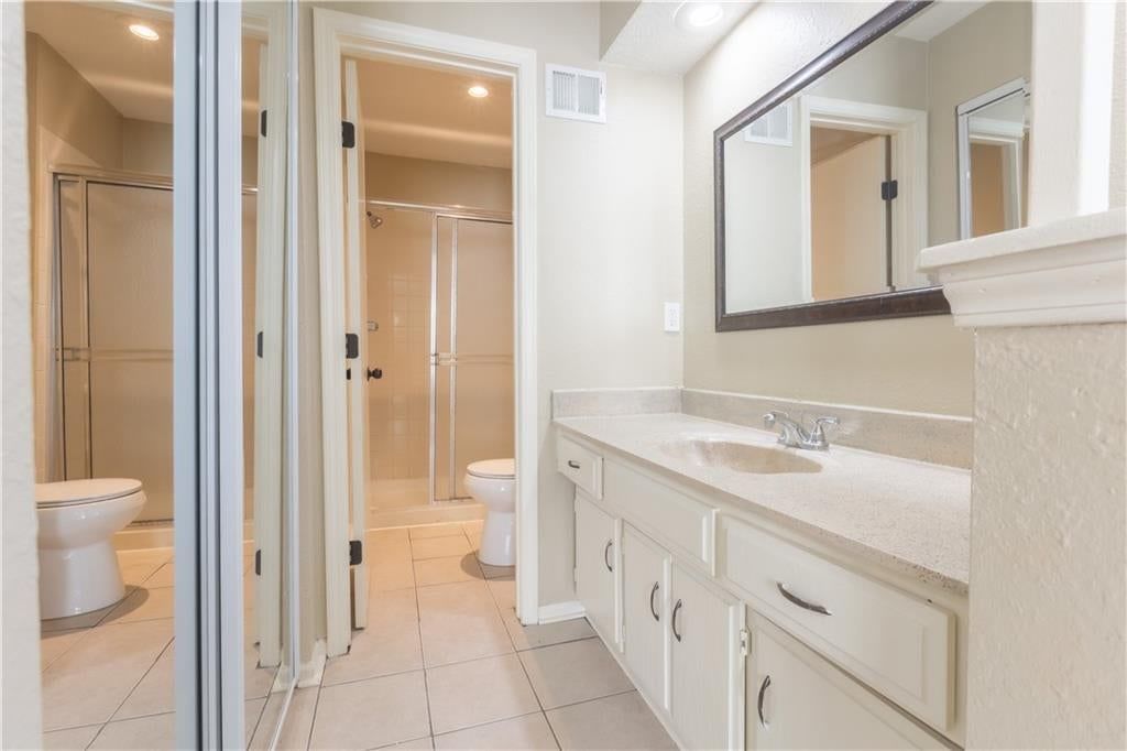 Photo 14 of 48 - 8500 Ditzler Avenue, Raytown, MO 64138