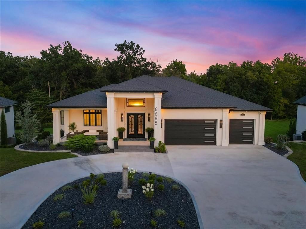 8685 NE Shoal Creek Valley Drive, Kansas City, MO