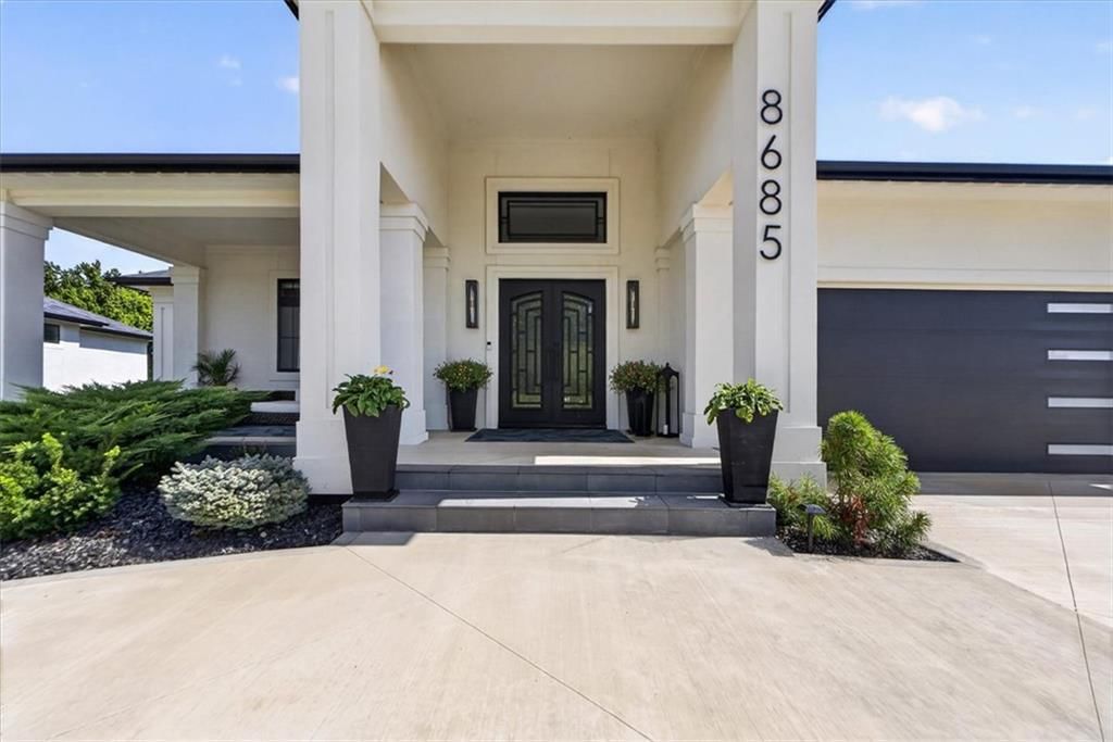 8685 NE Shoal Creek Valley Drive, Kansas City, MO: listing photo 2