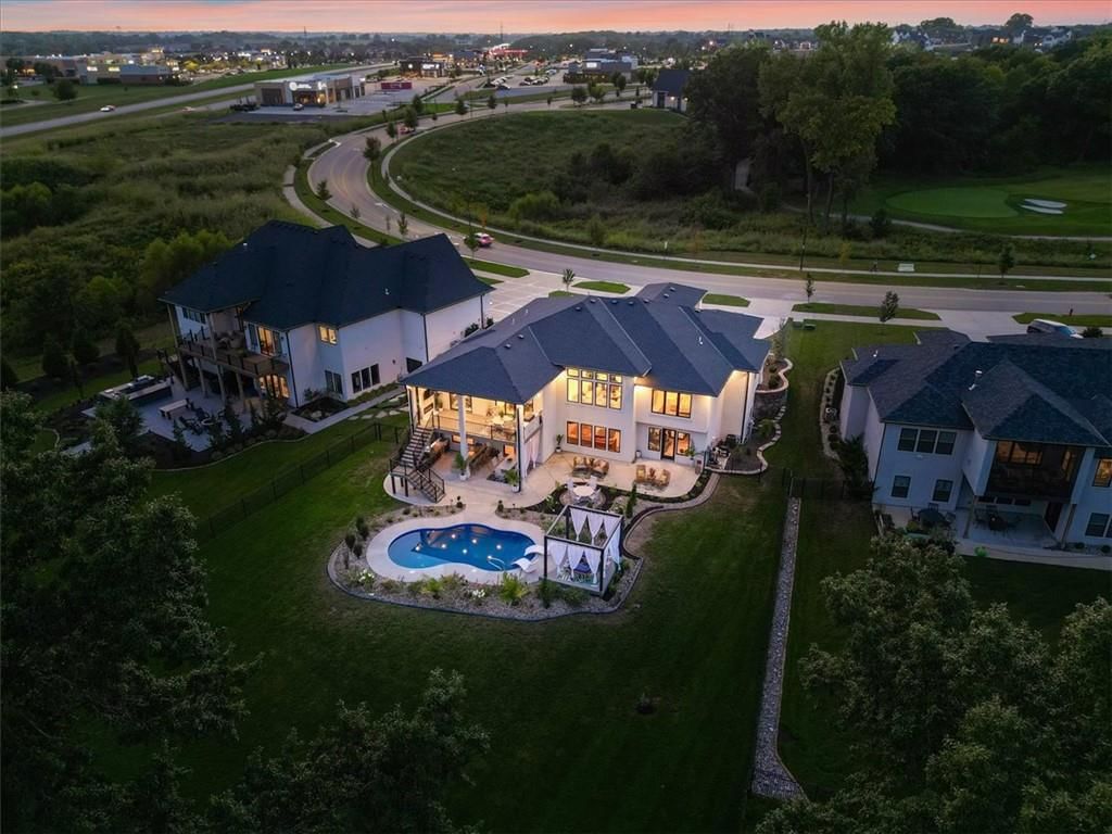 Photo 4 of 97 - 8685 NE Shoal Creek Valley Drive, Kansas City, MO 64157