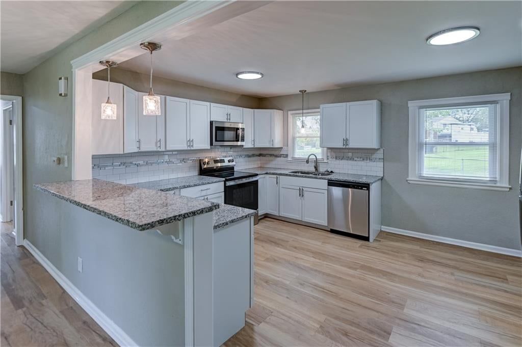 512 NW Lakeview Road — photo 8
