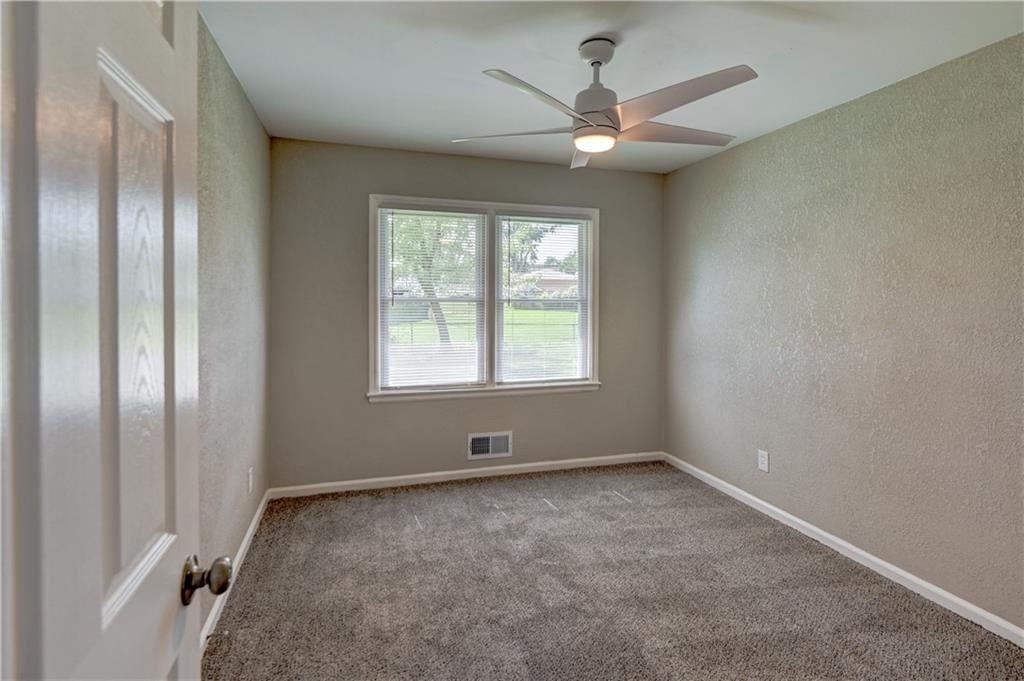 512 NW Lakeview Road — photo 17