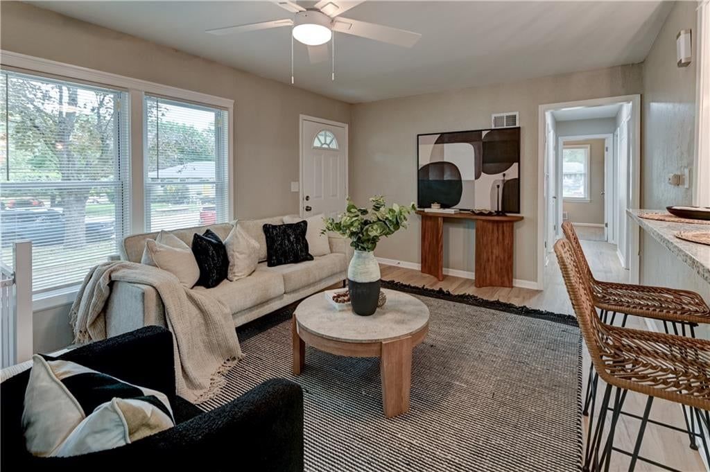 512 NW Lakeview Road, Blue Springs, MO: listing photo 3