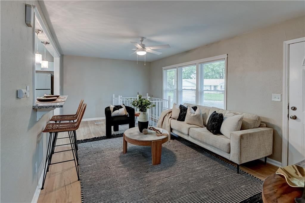 512 NW Lakeview Road, Blue Springs, MO: listing photo 2