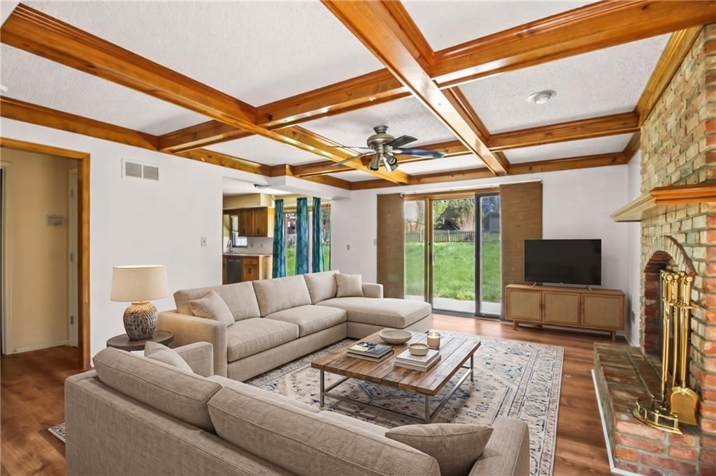 Photo 7 of 31 - 3907 NE Clearbrook Drive, Lee's Summit, MO 64064