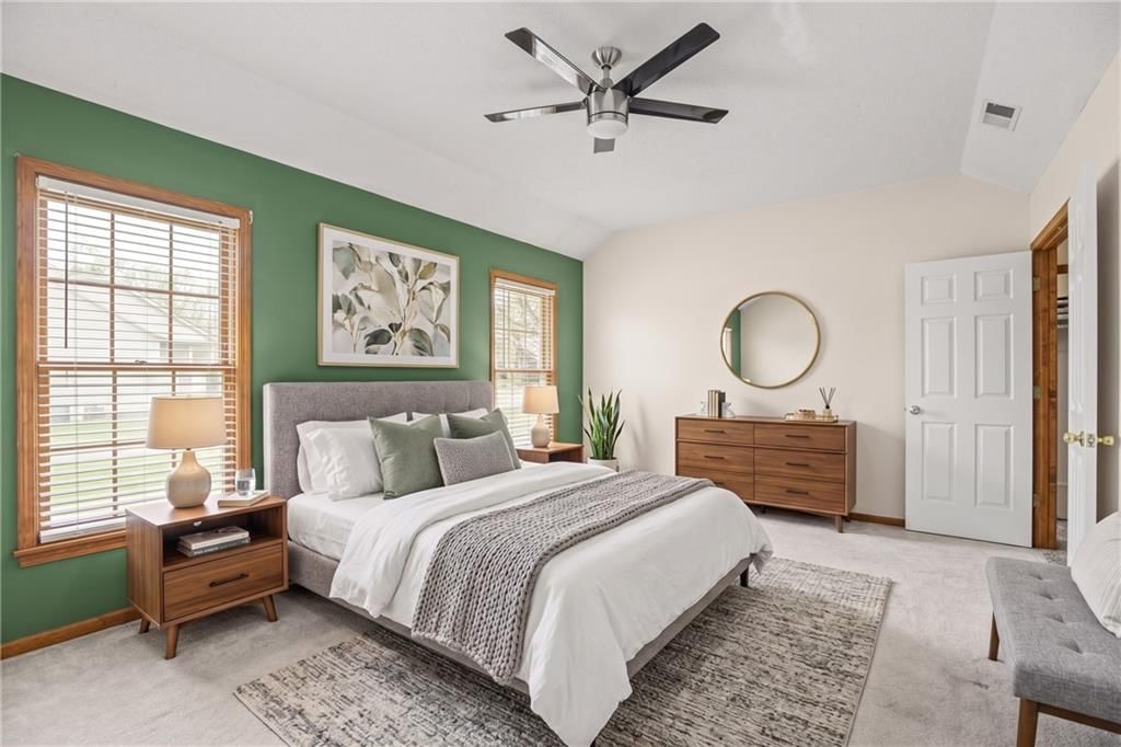 Photo 16 of 31 - 3907 NE Clearbrook Drive, Lee's Summit, MO 64064
