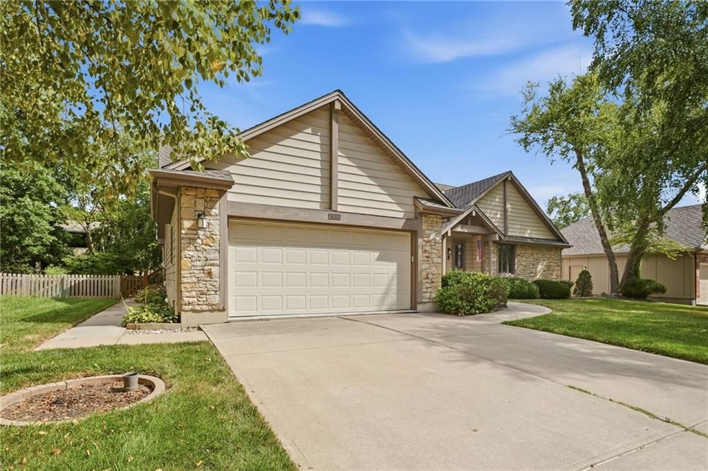 1633 NE Thames Drive, Lee's Summit, MO: listing photo 2