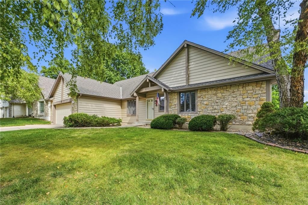 1633 NE Thames Drive, Lee's Summit, MO: listing photo 3