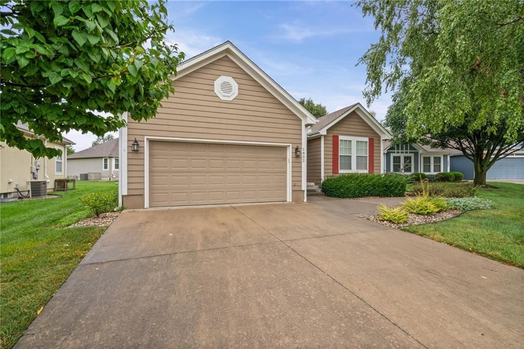 1802 Meadowlark Court, Raymore, MO: listing photo 2