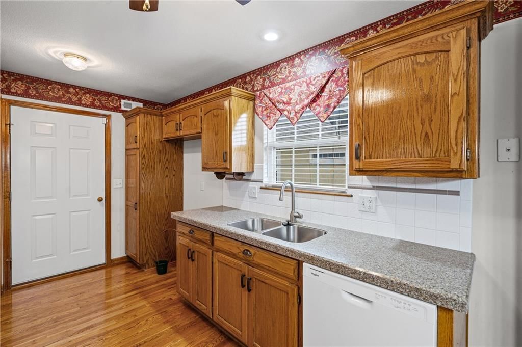 Photo 11 of 38 - 1802 Meadowlark Court, Raymore, MO 64083