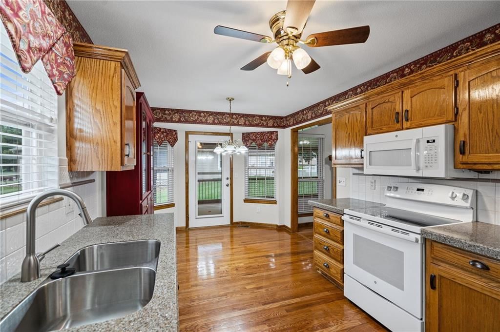 Photo 12 of 38 - 1802 Meadowlark Court, Raymore, MO 64083