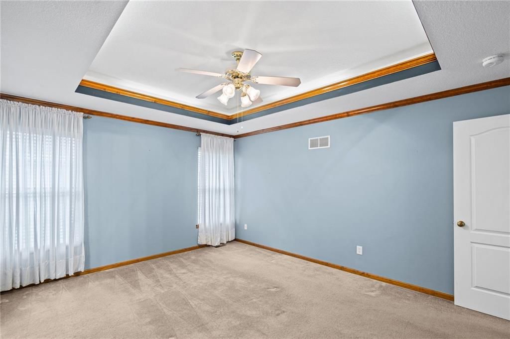 Photo 14 of 38 - 1802 Meadowlark Court, Raymore, MO 64083