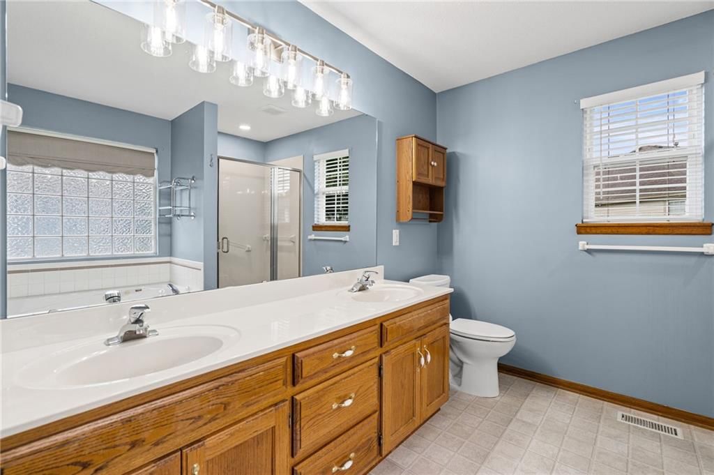 Photo 16 of 38, 1802 Meadowlark Court, Raymore, MO 64083
