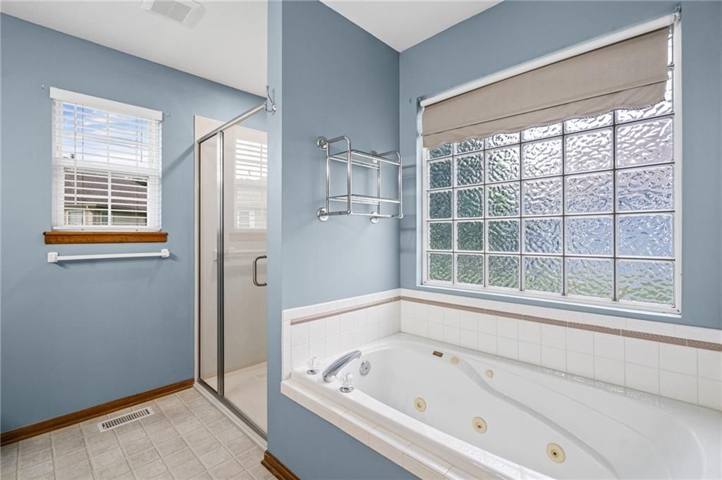 Photo 17 of 38 - 1802 Meadowlark Court, Raymore, MO 64083