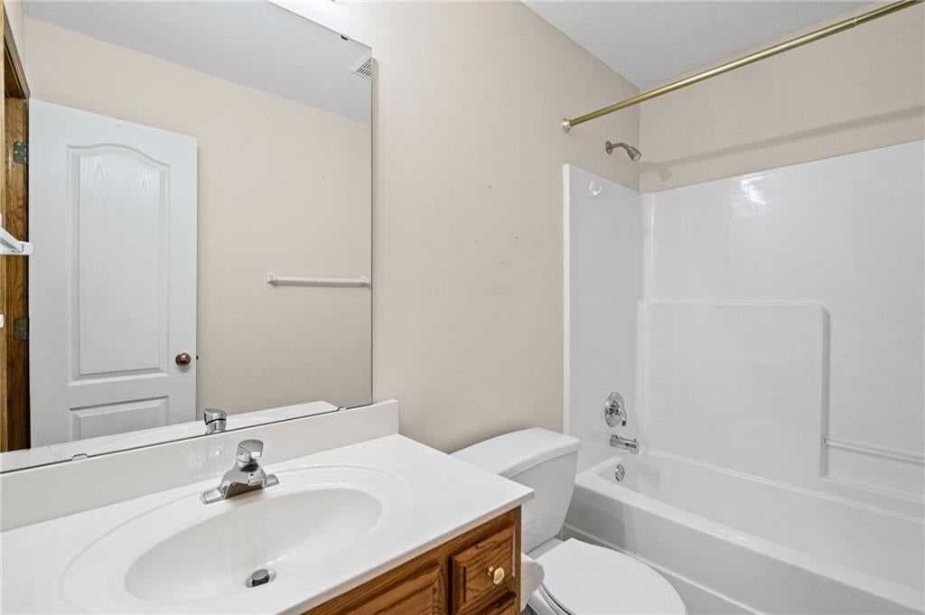 Photo 23 of 38 - 1802 Meadowlark Court, Raymore, MO 64083