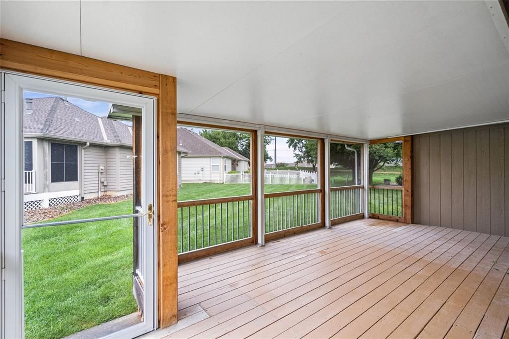 Photo 31 of 38 - 1802 Meadowlark Court, Raymore, MO 64083
