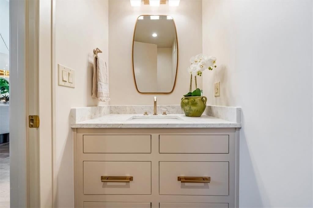 Photo 9 of 42 - 5024 W 72nd Street, Prairie Village, KS 66208