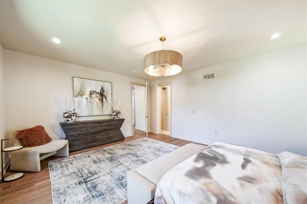 Photo 11 of 42 - 5024 W 72nd Street, Prairie Village, KS 66208