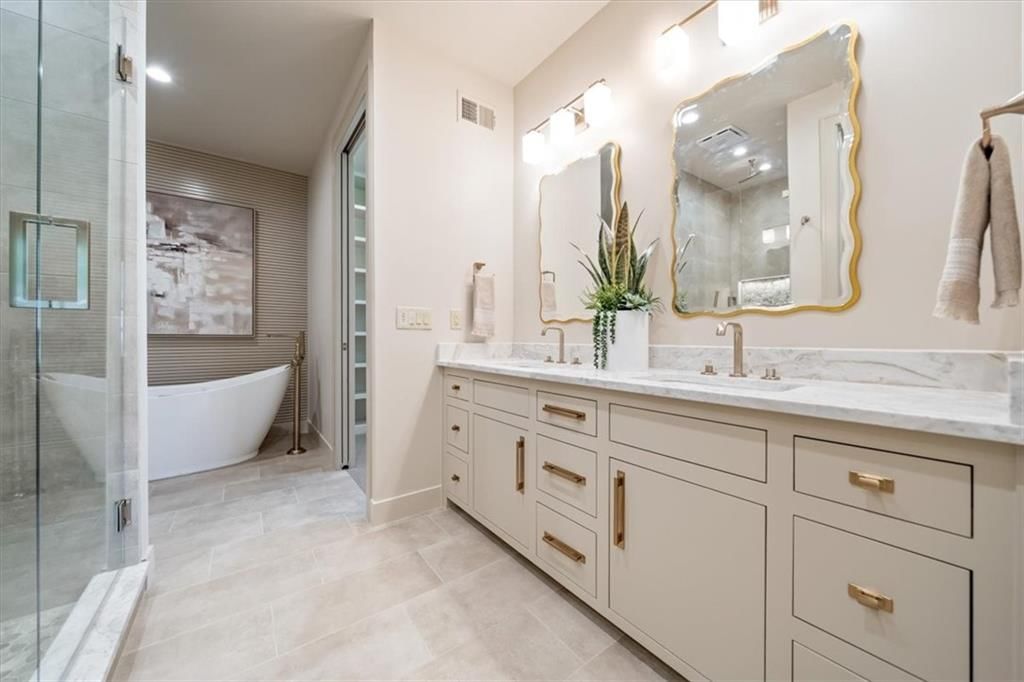 Photo 12 of 42, 5024 W 72nd Street, Prairie Village, KS 66208