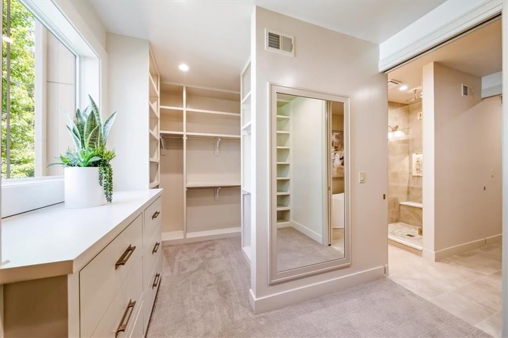 Photo 15 of 42 - 5024 W 72nd Street, Prairie Village, KS 66208